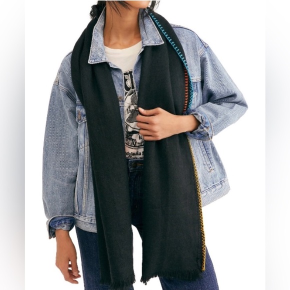 HP 🎉 FREE PEOPLE Common Thread Blanket Stitch Rectangle Scarf/Wrap in Black NWT - Picture 5 of 9
